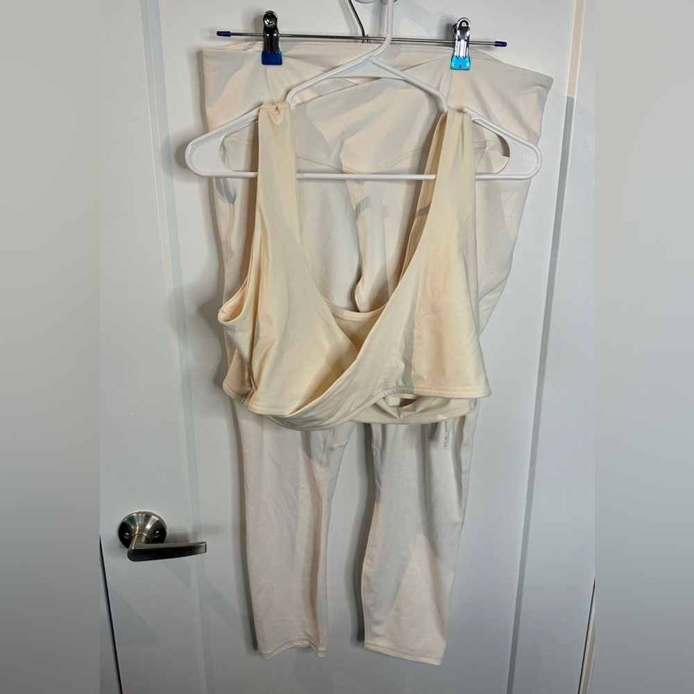 NEW - Fabletics Matching Set, Leggings and Sports Bra